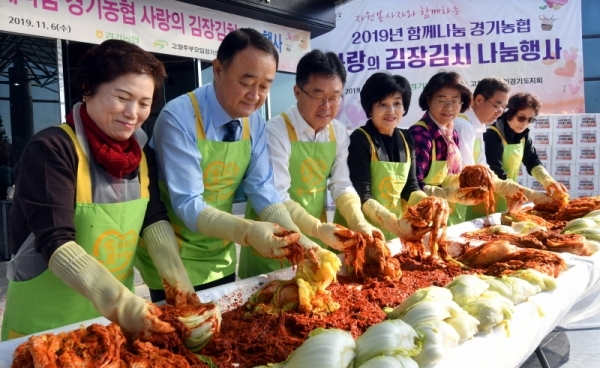 6일 용인시 골드훼미리콘도에서 열린 ‘2019년 경기농협 사랑의 김장김치 나눔행사’에서 남창현 농협 경기지역본부장, 김봉선 농가주부모임 경기도연합회장, 이강선 고향주부모임 경기도지회장 등 참석자들이 어려운 이웃에 전달 할 김장김치를 담그고 있다.전형민기자