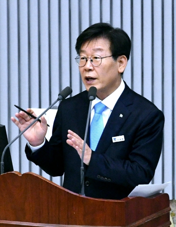 경기도의회 제340회 정례회 제2차 본회의가 열린 6일 도정과 교육행정에 관한 질문에서 이재명 경기도지사가 안광률 의원의 질의에 답변하고 있다.전형민기자