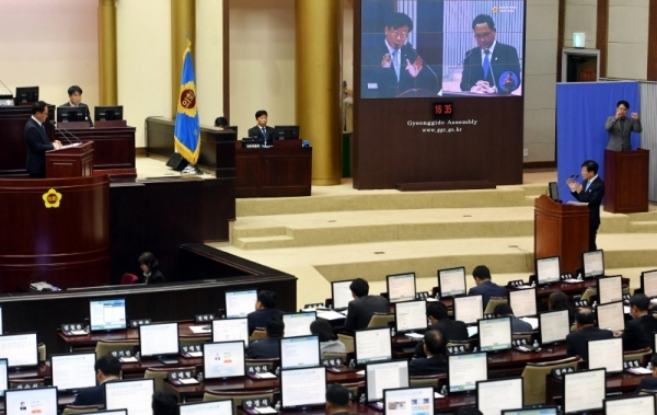 경기도의회 제340회 정례회 제2차 본회의가 열린 6일 도정과 교육행정에 관한 질문에서 안광률 의원의 질의에 이재명 경기도지사가 답변하고 있다.전형민기자