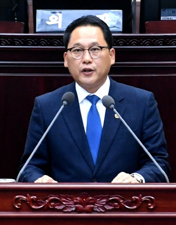 경기도의회 제340회 정례회 제2차 본회의가 열린 6일 도정과 교육행정에 관한 질문에서 안광률 의원이 이재명 경기도지사에게 질의 하고 있다.전형민기자