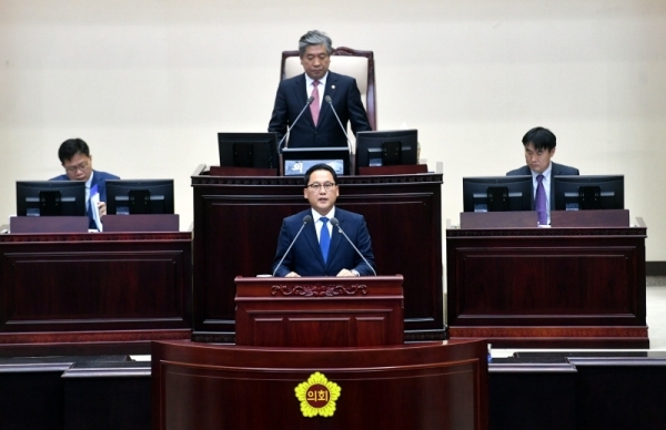 경기도의회 제340회 정례회 제2차 본회의가 열린 6일 도정과 교육행정에 관한 질문에서 안광률 의원이 이재명 경기도지사에게 질의 하고 있다.전형민기자