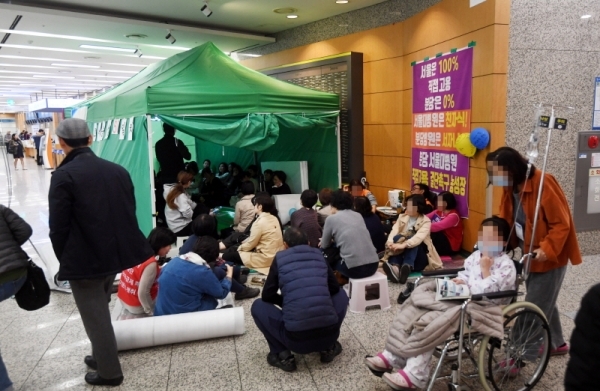분당서울대학교병원 비정규직 노동자들이 6일 오후 병원 로비에서 정규직 전환을 요구하며 텐트를 설치한 채 농성을 벌이고 있다. 파견ㆍ용역 노동자들로 구성된 노조원들은 이날 노사 간 정규직 전환 교섭이 결렬되면서 7일부터 무기한 총파업에 돌입하기로 했다. 김시범기자