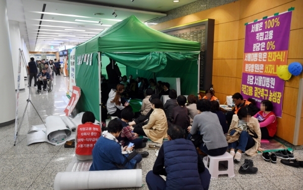 분당서울대학교병원 비정규직 노동자들이 6일 오후 병원 로비에서 정규직 전환을 요구하며 텐트를 설치한 채 농성을 벌이고 있다. 파견ㆍ용역 노동자들로 구성된 노조원들은 이날 노사 간 정규직 전환 교섭이 결렬되면서 7일부터 무기한 총파업에 돌입하기로 했다. 김시범기자