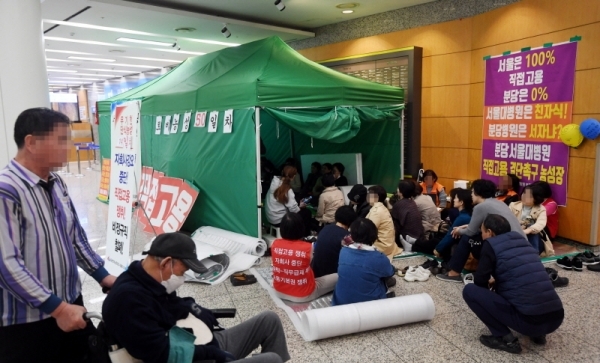 분당서울대학교병원 비정규직 노동자들이 6일 오후 병원 로비에서 정규직 전환을 요구하며 텐트를 설치한 채 농성을 벌이고 있다. 파견ㆍ용역 노동자들로 구성된 노조원들은 이날 노사 간 정규직 전환 교섭이 결렬되면서 7일부터 무기한 총파업에 돌입하기로 했다. 김시범기자