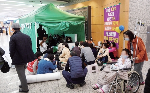 분당서울대학교병원 비정규직 노동자들이 6일 오후 병원 로비에서 정규직 전환을 요구하며 텐트를 설치한 채 농성을 벌이고 있다. 파견ㆍ용역 노동자들로 구성된 노조원들은 이날 노사 간 정규직 전환 교섭이 결렬되면서 7일부터 무기한 총파업에 돌입하기로 했다. 김시범기자