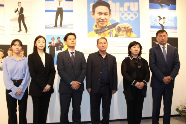 데니스텐 추모 사진전 'D10 0WORLD' 오픈식서 (왼쪽부터)최다빈 선수, 김연아 선수, 외교부 김대환 재외동포과장, 데니스텐 양친, 바크트 듀쎈바예프 주한 카자흐스탄대사.재외동포재단 제공