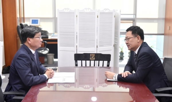 박남춘 인천시장이 7일 국회 예결특위 더불어민주당 전해철 간사를 만나 인천 지역 주요 사업과 국비 확보 문제를 협의하고 있다.(인천시 제공)