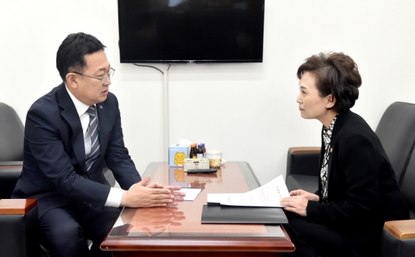 박남춘 인천시장이 7일 김현미 국토교통부 장관을 만나 인천 지역 주요 사업과 국비 확보 문제를 협의하고 있다.(인천시 제공)