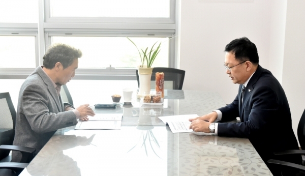 박남춘 인천시장이 7일 자유한국당 이학재 의원을 만나 인천 지역 주요 사업과 국비 확보 문제를 협의하고 있다.(인천시 제공)