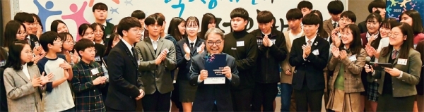 ▲ 지난 10월22일 화성 푸르미르호텔에서 열린 ‘2019 지역학생대표와 함께하는 교육정책 토론회’에 참여한 40여 명의 학생대표들이 이재정 경기도교육감에게 정책제안서를 전달했다.  윤원규기자