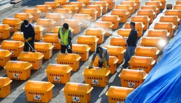 절기상 입동(立冬)을 하루 앞둔 7일 오전 수원시 장안구청 안전건설과 자재창고에서 직원들이 겨울철 도로 곳곳에서 사용할 제설함, 습염식 살포기 등 월동장비를 세척 및 점검하고 있다. 김시범기자