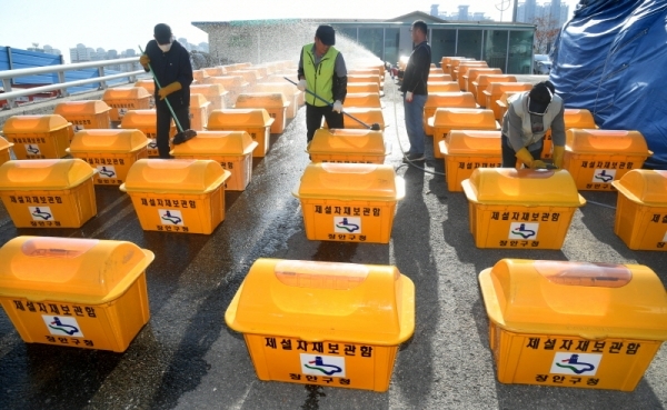 절기상 입동(立冬)을 하루 앞둔 7일 오전 수원시 장안구청 안전건설과 자재창고에서 직원들이 겨울철 도로 곳곳에서 사용할 제설함, 습염식 살포기 등 월동장비를 세척 및 점검하고 있다. 김시범기자