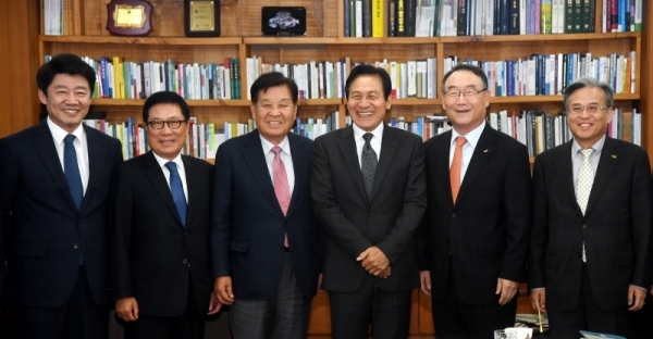 7일 오후 수원 경기대학교에서 명예 문학박사 학위를 받은 배우 안성기가 경기대 김인규 총장, 김연권 대학원장, 신항철 경기일보 대표이사 사장 등과 기념촬영을 하고 있다. 김시범기자