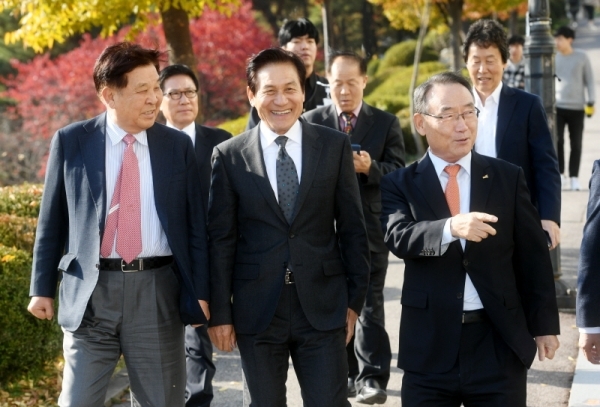 7일 오후 수원 경기대학교에서 명예 문학박사 학위를 받은 배우 안성기와 경기대 김인규 총장, 김연권 대학원장, 신항철 경기일보 대표이사 사장 등이 대화를 나누며 행사장으로 이동하고 있다. 김시범기자