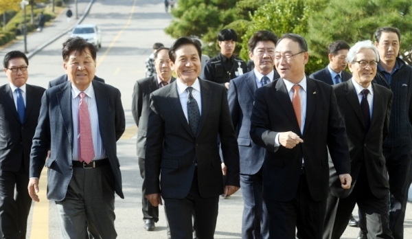 7일 오후 수원 경기대학교에서 명예 문학박사 학위를 받은 배우 안성기와 경기대 김인규 총장, 김연권 대학원장, 신항철 경기일보 대표이사 사장 등이 대화를 나누며 행사장으로 이동하고 있다. 김시범기자