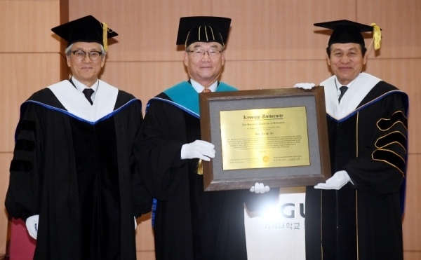 7일 오후 수원 경기대학교에서 명예 문학박사 학위를 받은 배우 안성기가 경기대 김인규 총장, 김연권 대학원장과 기념촬영을 하고 있다. 김시범기자