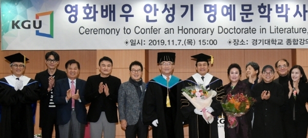 7일 오후 수원 경기대학교에서 명예 문학박사 학위를 받은 배우 안성기가 경기대 김인규 총장, 김연권 대학원장, 신항철 경기일보 대표이사 사장 등 내빈과 영화배우 박중훈ㆍ정우성ㆍ김수철, 배창호 감독 등 축하객들과 기념촬영을 하고 있다. 김시범기자