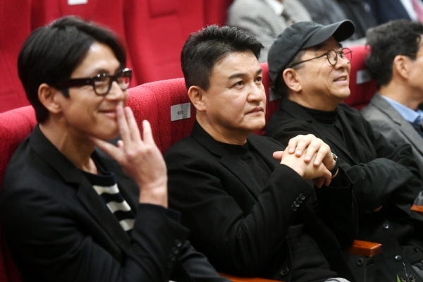 7일 오후 수원 경기대학교에서 명예 문학박사 학위를 받은 배우 안성기를 축하해 주기위해 영화배우 박중훈ㆍ정우성ㆍ김수철 등이 참석해 있다. 김시범기자
