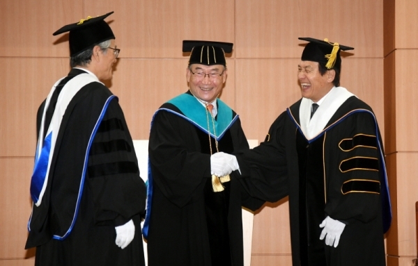 7일 오후 수원 경기대학교에서 명예 문학박사 학위를 받은 배우 안성기가 경기대 김인규 총장, 김연권 대학원장과 기념촬영을 하고 있다. 김시범기자