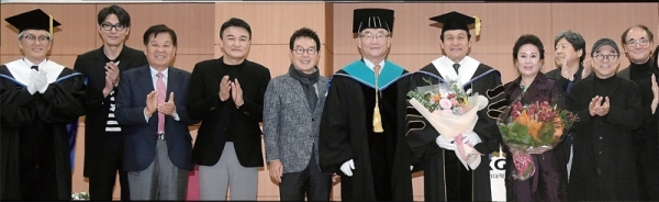 7일 오후 수원 경기대학교에서 명예 문학박사 학위를 받은 배우 안성기가 경기대 김인규 총장, 김연권 대학원장, 신항철 경기일보 대표이사 사장 등 내빈과 영화배우 박중훈ㆍ정우성ㆍ김수철, 배창호 감독 등 축하객들과 기념촬영을 하고 있다. 김시범기자
