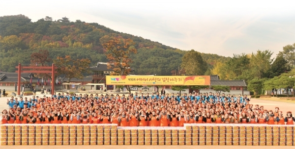국제위러브유운동본부가 6일 수원 화성행궁 광장에서 개최한 ‘제16회 어머니 사랑의 김장 나누기’. 이날 담근 8천㎏ 김치는 복지소외가정 800세대에 전달됐다.