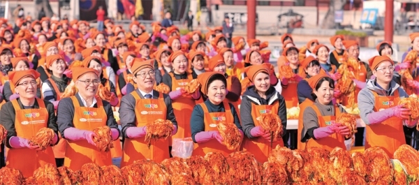 행사에는 국제위러브유운동본부 장길자 회장(가운데)과 수원•화성지역 회원들, 수원문화재단 박래헌 대표이사, 김기정 수원시의원, 가수 이승훈과 윤태규, 배우 최예진 등 연예인과 각계 인사 약 300명이 참여했다.