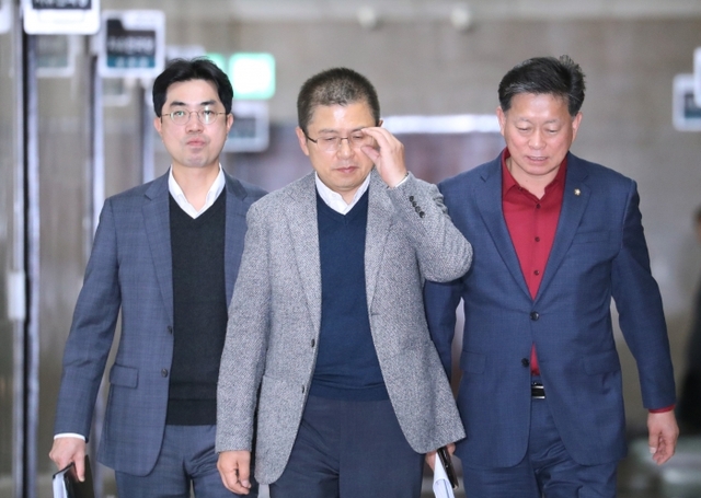 ▲ 자유한국당 황교안 대표(가운데)가 8일 오전 국회에서 열린 민부론 후속 입법 세미나에 참석하기 위해 이동하고 있다. 연합뉴스