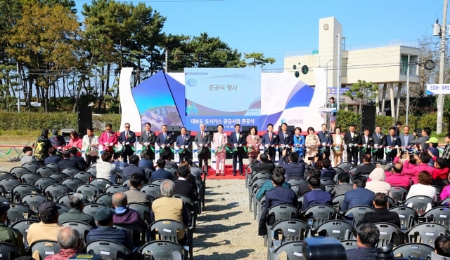 ▲ 윤화섭 안산시장, 박순자 자유한국당 국회의원, 유재권 삼천리 대표 등이 대부도 도시가스 공급사업 준공식에서 테이프 커팅을 하고 있다