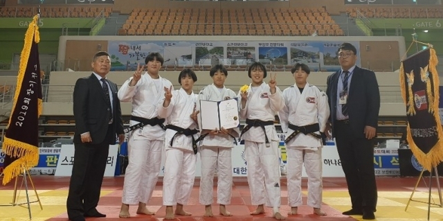▲ 2019 회장기 전국유도대회 여고부 단체전서 우승, 시즌 6관왕에 오른 경기체고 선수단.경기체고 제공