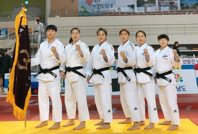 ▲ 2019 회장기 전국유도대회 여자 일반부 단체전서 우승해 시즌 2관왕에 오른 안산시청 여자 유도선수단.안산시청 제공