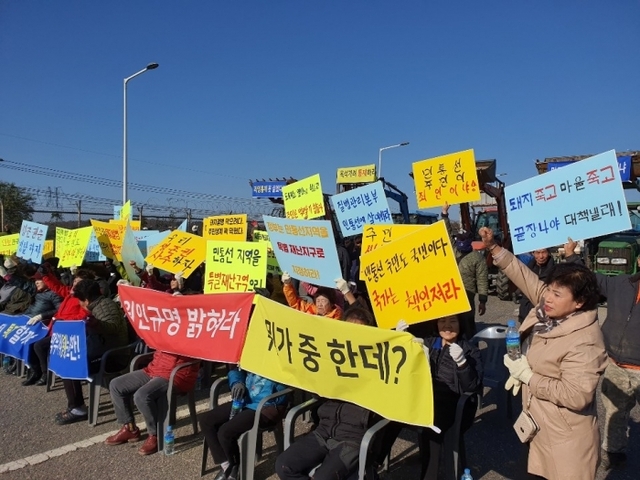 파주 통일촌마을 등 민통선주민 100여명이 지난 8일 오전 10시부터 통일대교 남단에서 트랙터 5대와 피켓 등을 동원, 정부는 중단된 DMZ평화관광을 재개 하라고 촉구하는 시위를 벌이고 있다.