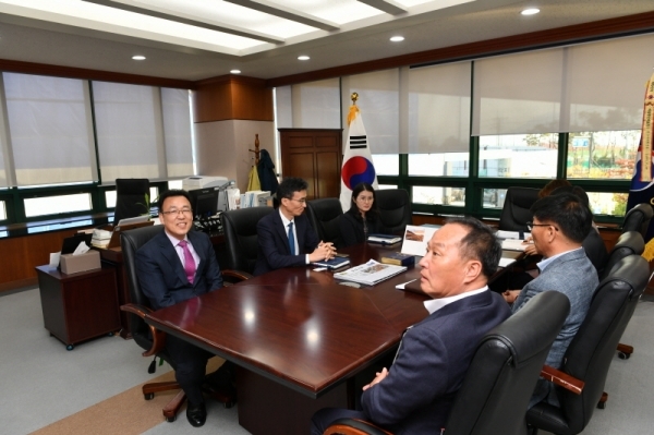 정동균 양평군수가 한강유역환경청을 방문해 별도의 협의기구 설립을 제안했다.
