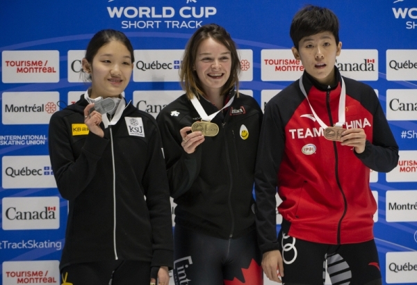 서휘민(왼쪽)이 10일(한국시간) 캐나다 몬트리올에서 열린 2019-2020시즌 국제빙상경기연맹(ISU) 쇼트트랙 월드컵 2차 대회 여자 1천m에서 자신의 성인무대 첫 은메달을 획득한 뒤 시상식 후 기념촬영을 하고 있다.연합뉴스