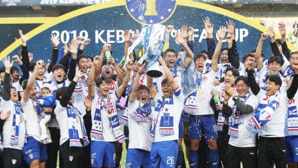 10일 수원월드컵경기장에서 열린 2019 KEB 하나은행 대한축구협회(FA)컵 시상식 후 우승을 차지한 수원 삼성 이임생 감독과 선수들이 트로피를 들고 기뻐하고 있다.김시범기자
