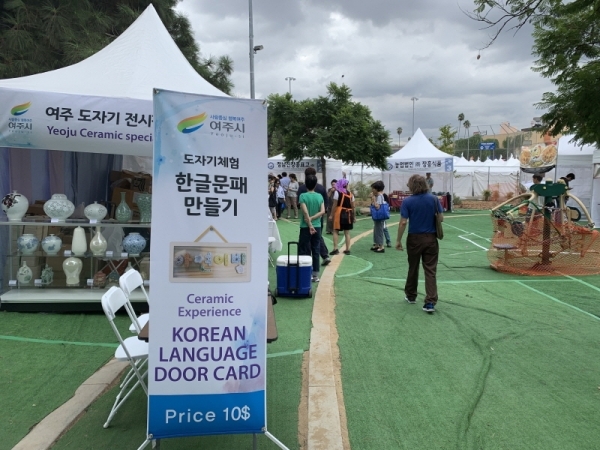 여주시가 지역 농ㆍ특산품 홍보를 위해 지난달 미국 로스엔젤레스(LA)에서 열린 제46회 한인축제에 참여해 여주쌀 등을 홍보하며 해외시장 개척에 나섰다. 여주시 제공