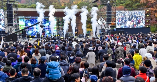 2019 화성시민을 위한 야외음악회 '가을, 음악산책 콘서트'가 열린 10일 화성 냠양성모성지 야외특설무대에서 인기밴드 자우림이 멋진 무대를 선보이고 있다. 이번 콘서트는 화성시가 주최하고 화성시문화재단이 주관했다. 윤원규기자