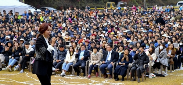 2019 화성시민을 위한 야외음악회 '가을, 음악산책 콘서트'가 열린 10일 화성 냠양성모성지 야외특설무대에서 인기가수 백지영이 멋진 무대를 선보이고 있다. 이번 콘서트는 화성시가 주최하고 화성시문화재단이 주관했다. 윤원규기자