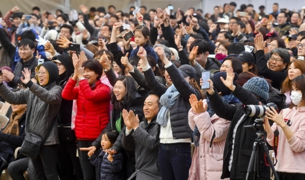 2019 화성시민을 위한 야외음악회 '가을, 음악산책 콘서트'가 열린 10일 화성 냠양성모성지 야외특설무대에서 김홍성 화성시의회 의장 등 관객들이 무대를 보며 환호하고 있다. 이번 콘서트는 화성시가 주최하고 화성시문화재단이 주관했다. 윤원규기자