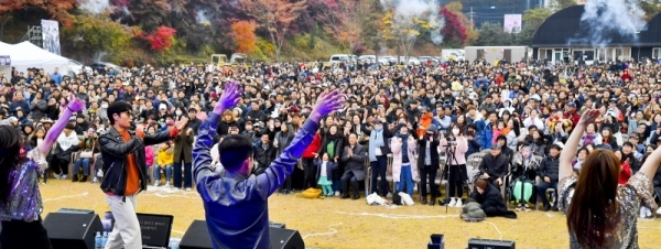 2019 화성시민을 위한 야외음악회 '가을, 음악산책 콘서트'가 열린 10일 화성 냠양성모성지 야외특설무대에서 인기가수 김범수가 관객과 소통하는 무대를 선보이고 있다. 이번 콘서트는 화성시가 주최하고 화성시문화재단이 주관했다. 윤원규기자