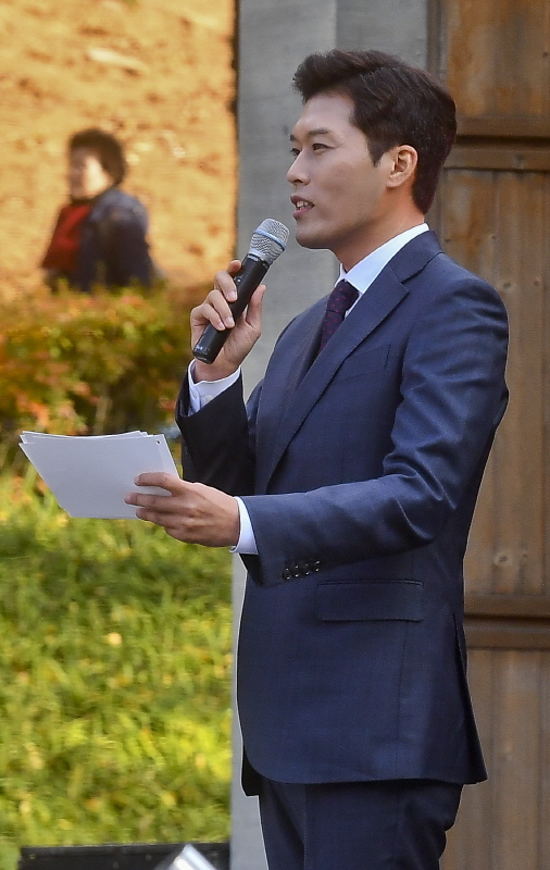 2019 화성시민을 위한 야외음악회 '가을, 음악산책 콘서트'가 열린 10일 화성 냠양성모성지 야외특설무대에서 김일중 아나운서가 사회를 보고 있다. 이번 콘서트는 화성시가 주최하고 화성시문화재단이 주관했다. 윤원규기자
