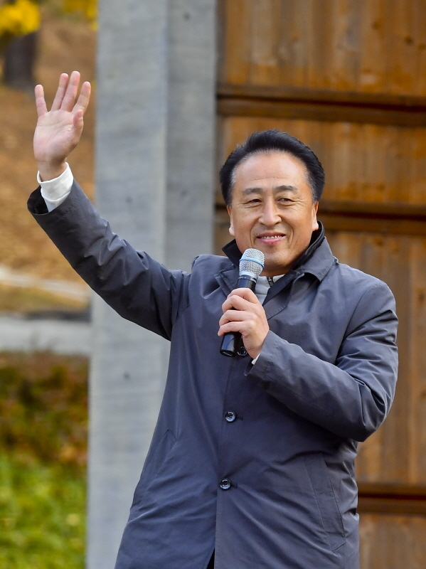 2019 화성시민을 위한 야외음악회 '가을, 음악산책 콘서트'가 열린 10일 화성 냠양성모성지 야외특설무대에서 김홍성 화성시의회 의장이 인삿말을 하고 있다. 이번 콘서트는 화성시가 주최하고 화성시문화재단이 주관했다. 윤원규기자