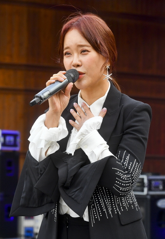 2019 화성시민을 위한 야외음악회 '가을, 음악산책 콘서트'가 열린 10일 화성 냠양성모성지 야외특설무대에서 인기가수 백지영이 멋진 무대를 선보이고 있다. 이번 콘서트는 화성시가 주최하고 화성시문화재단이 주관했다. 윤원규기자