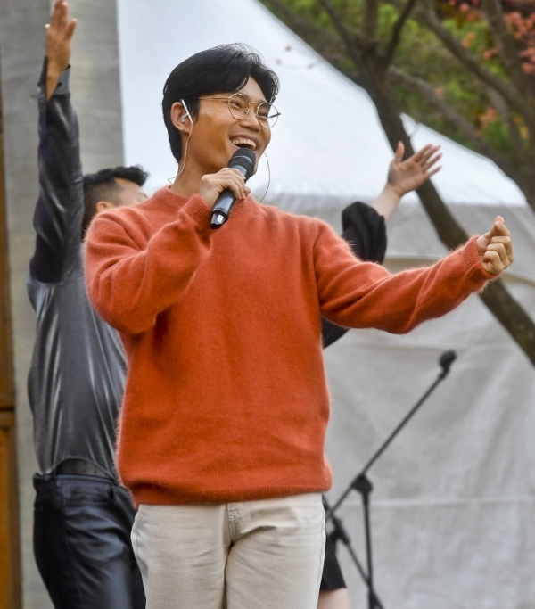 2019 화성시민을 위한 야외음악회 '가을, 음악산책 콘서트'가 열린 10일 화성 냠양성모성지 야외특설무대에서 인기가수 김범수가 화려한 무대를 선보이고 있다. 이번 콘서트는 화성시가 주최하고 화성시문화재단이 주관했다. 윤원규기자