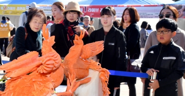 9일 수원 화성행궁 광장에서 열린 ‘제11회 수원 전국요리 경연대회’에서 관람객들이 전시된 푸드 커빙 작품을 살펴보고 있다.전형민기자