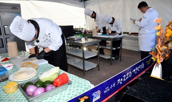 9일 수원 화성행궁 광장에서 열린 ‘제11회 수원 전국요리 경연대회’ 글로벌 갈비 & 창작요리 라이브 부문에 참가한 요리사들이 최고의 맛을 내기 위해 정성을 다해 요리를 하고 있다.전형민기자
