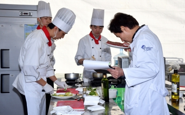 9일 수원 화성행궁 광장에서 열린 ‘제11회 수원 전국요리 경연대회’ 글로벌 갈비 & 창작요리 라이브 부문에 참가한 요리사들이 최고의 맛을 내기 위해 정성을 다해 요리를 하고 있다.전형민기자