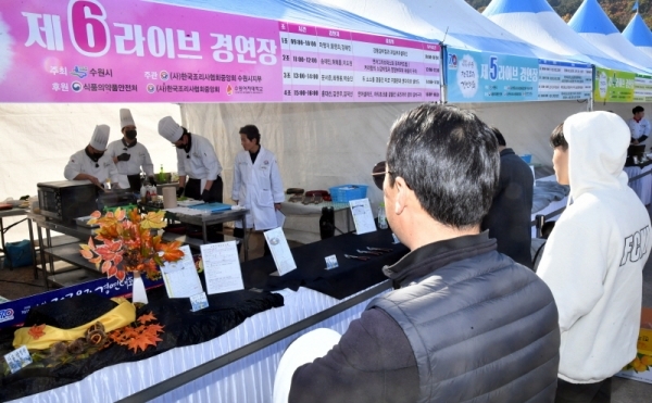 9일 수원 화성행궁 광장에서 열린 ‘제11회 수원 전국요리 경연대회’ 글로벌 갈비 & 창작요리 라이브 부문에 참가한 요리사들이 최고의 맛을 내기 위해 정성을 다해 요리를 하고 있다.전형민기자
