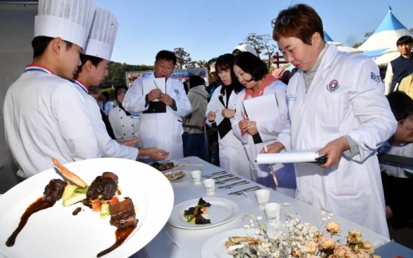 9일 수원 화성행궁 광장에서 열린 ‘제11회 수원 전국요리 경연대회’에서 참가자들이 정성을 다해 만든 요리를 심사위원들이 평가하고 있다.전형민기자
