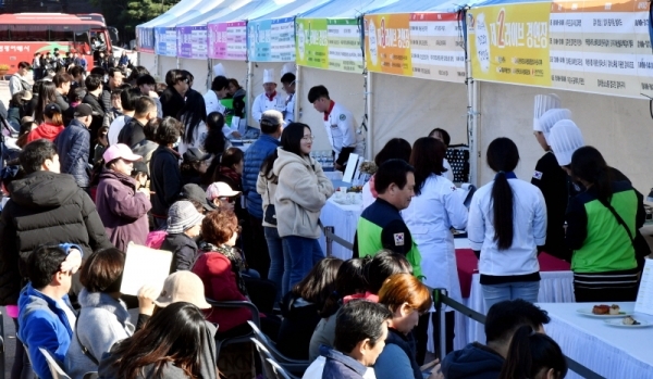 9일 수원 화성행궁 광장에서 열린 ‘제11회 수원 전국요리 경연대회’에서 관람객들이 요리사들의 경연모습을 지켜보고 있다.전형민기자