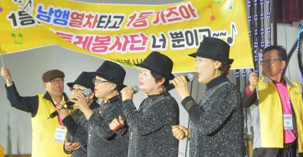 8일 인천 연수구 선학체육관에서 열린 '2019 자원봉사 한마음대회'에서 자원봉사자들이 노래 경연을 하고 있다.조주현기자